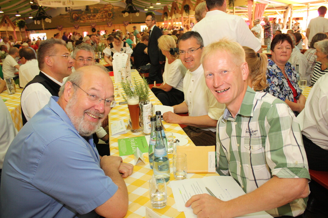 Udo Pollmer (l.) rief auf der Ipfmesse zur gezielten ffentlichkeitsarbeit der Landwirtschaft fr Junge auf und zerpflckte manche Fehlinformationen von Veganer-Propagandisten, Tier-, Umwelt- und Klimaschtzern. Rechts Hubert Kucher, Chef des Bauernverban