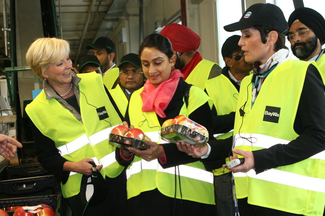 Einen Eindruck von hochmoderner Aufbereitung von Äpfeln erhielt die indische Ernährungsministerin bei ihrem Besuch im BayWa-Obstgroßmarkt in Kressbronn. BayWa-Obstspartenleiterin Christine Bell (l:) und Carolin Metzger von der BayWa Ravensburg (r:) führten durch den Betrieb.