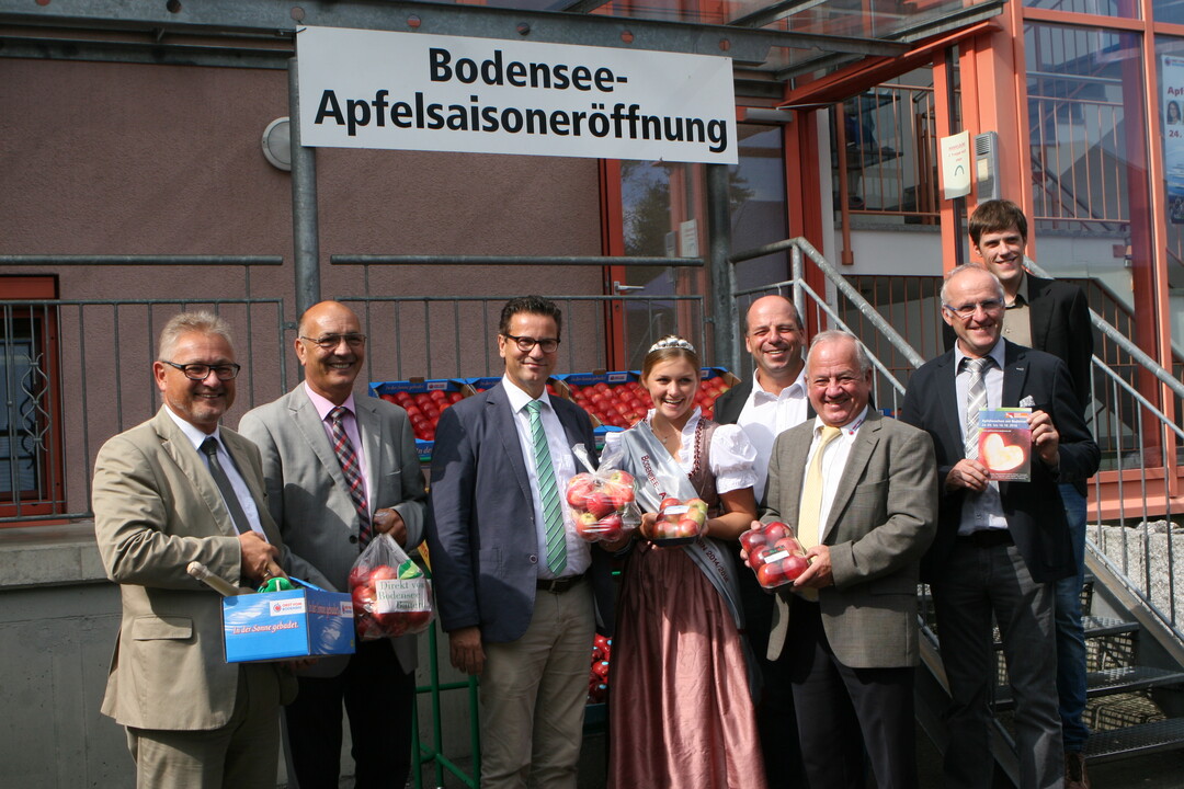 Mit Vertretern aus Politik, Berufsstand und Vermarktung wurde am Obstgromarkt Salem-Frucht die Bodensee-Apfelsaison erffnet (v. l.): Lothar Riebsamen (MdB), LVEO-Prsident Franz Josef Mller, Minister Peter Hauk, Apfelprinzessin Michaela Herz, Martin Hahn (MdL), Regionsvorsitzender Helmut Jger sowie Rainer und Simon Wielatt. 