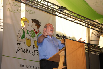 Begeisterte mit seiner Kritik und Sicht der Dinge die Besucher der Bauerkundgebung: Udo Pollmer im Festzelt Zum Senz auf der Bopfinger Ipfmesse.
