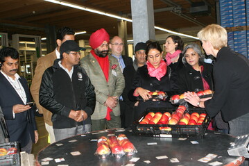 Schon im Jahr 2015 war eine indische Delegation zu Gast bei der BayWa in Kressbronn, um sich ber Produktions- und Lagerbedingungen von deutschen pfeln zu informieren. 