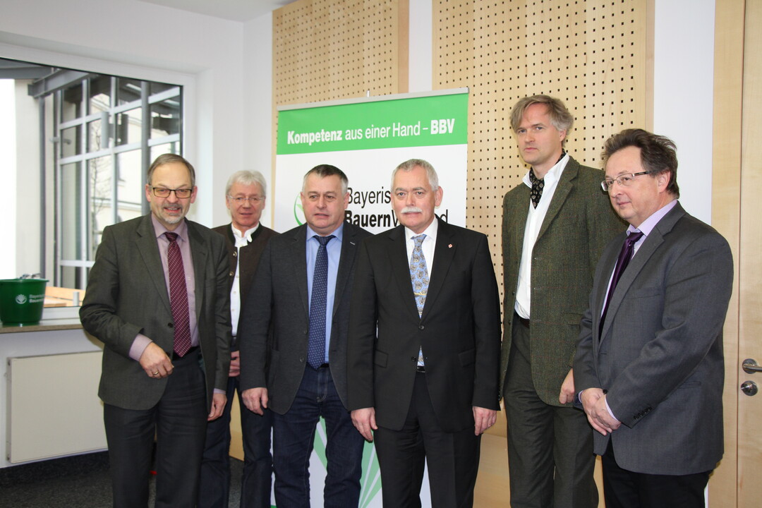 Fr den sddeutschen Weg setzen sich ein (v. l.): Klaus Mugele, Vizeprsident Landesbauernverband Baden-Wrttemberg (LBV), Josef Wei, Bayerische Landesanstalt fr Landwirtschaft, Walter Heidl, Prsident Bayerischer Bauernverband (BBV), Konrad Ammon, Landesinnungsmeister Fleischverband Bayern, Dr. Wolfgang Hansen, Veterinrrechts-Experte und Autor des Gutachtens, und Dr. Andreas Randt, tierrztlicher Leiter Tiergesundheitsdienst Bayern (TGD).
