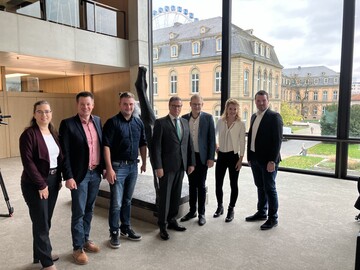 Besuch beim Minister (v. l.): Andrea Bauer, Referentin im Landesbauernverband; Simon Sperling, Felician Schfer, Landwirtschaftsminister Peter Hauk, Peter Treiber Vorsitzender im Arbeitskreis, Miriam Knapp und David Gutjahr.
