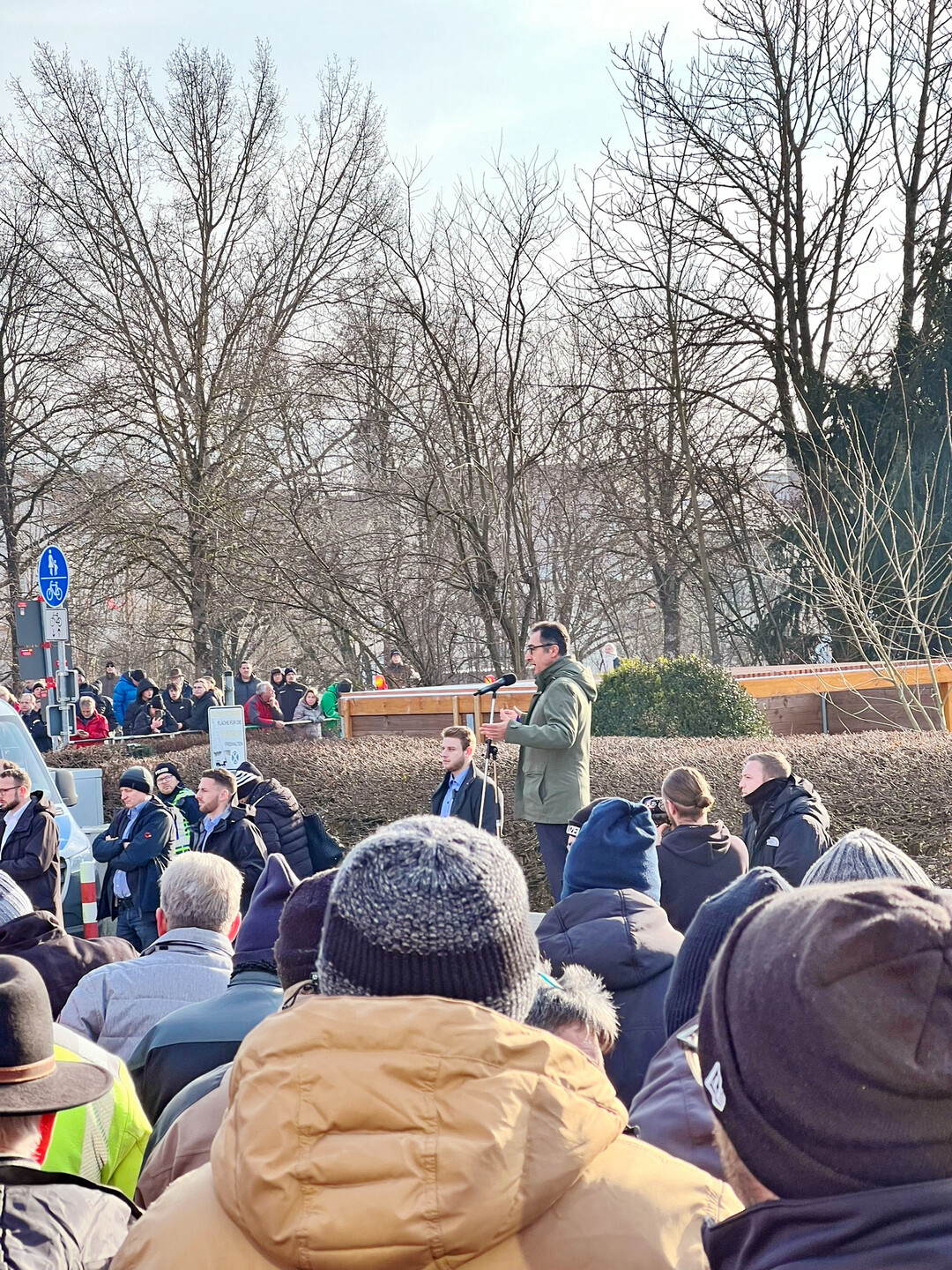 Cem zdemir diskutierte mit den vor der Halle demonstrierenden Landwirten.
