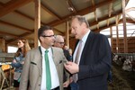 Landwirtschaftsminister Peter Hauk und Landesbauernpräsident Joachim Rukwied beim fachlichen Austausch auf dem Betrieb Glaser in Schlat.