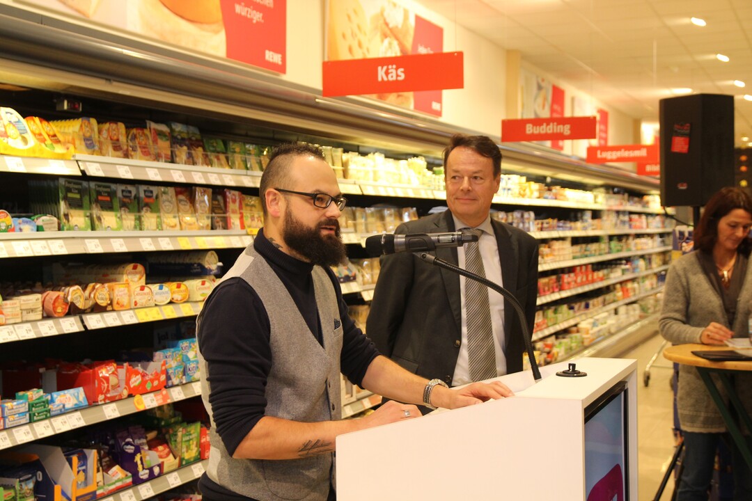 Produktstart der Regionalmarke Albgemacht in Ehingen: Jochen Widmann (l.), Inhaber des rtlichen Rewe-Markts, und der Tbinger Regierungsprsident Klaus Tappeser. Im Hintergrund Adelheid Schnitzler vom Biosprengebiet Schwbische Alb, eine der Initiatorinnen der neuen Regionalmarke.