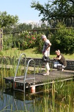 Den Blick auf den Schwimmteich gerichtet auf der Suche nach weiteren Fröschen, die sich in Jauchs Garten wohlfühlen.