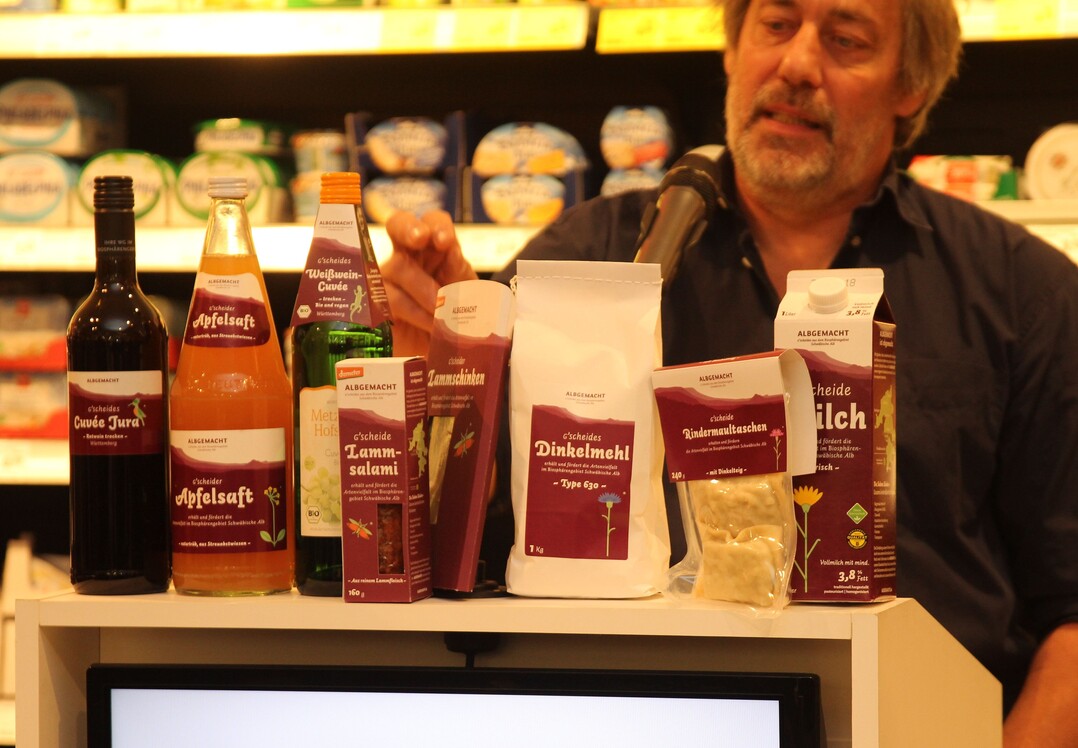 Thomas von Mackensen von der gleichnamigen Schferei in Gomadingen steuert Lammsalami und Lammschinken zu der Marke Albgemacht bei. Die weiteren Produkte: ein Rotwein der Weingrtnergenossenschaft Hohenneuffen-Teck, ein Apfelsaft der Edelbrennerei Huber in Beuren, ein Weiwein der Weingrtnergenossenschaft Metzingen-Neuhausen, ein Dinkelmehl der Lichtensteinmhle in Honau, Rindermaultaschen der Metzgerei Oskar Zeeb in Reutlingen und Milch der Hofmolkerei Schmid in Bremelau. 