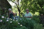 Ulrike und Jürgen Jauch in ihrem Garten in Blönried.