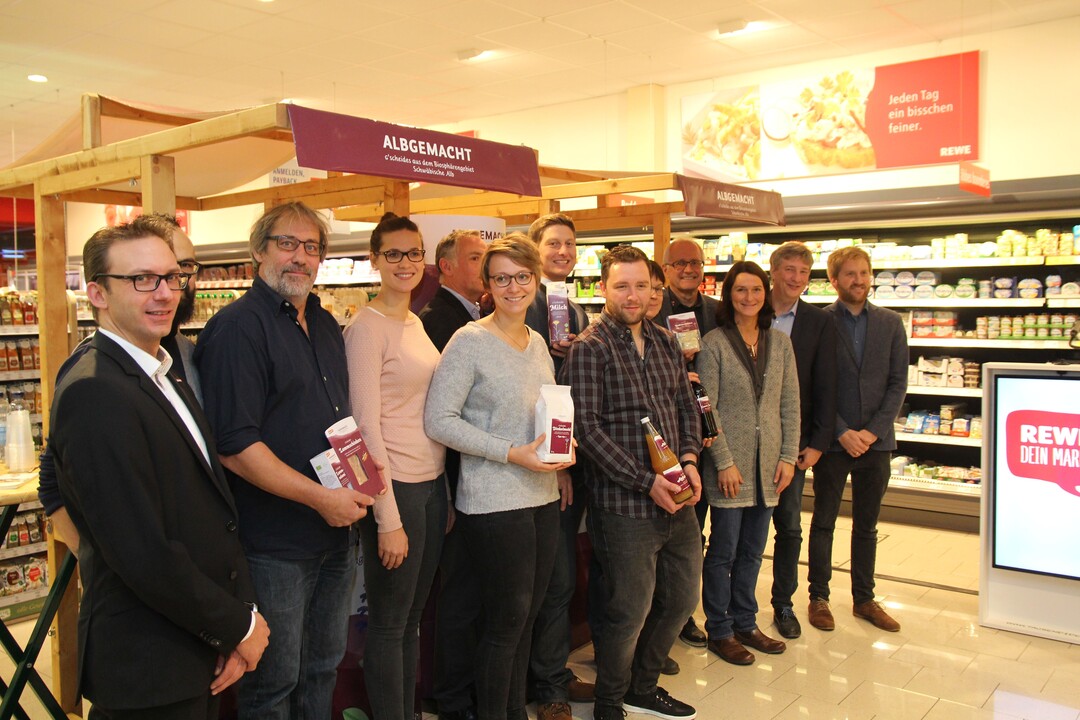 Initiatoren, Vereinsgrnder, Landwirte, Verarbeiter und Lebensmitteleinzelhndler stellten sich nach der Markteinfhrung fr ein Gruppenbild zusammen. 