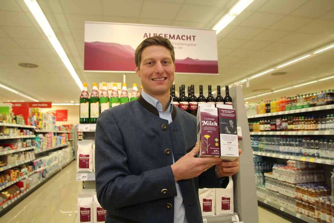 Julian Schmid, Vorstand des Vereins Albgemacht e. v., im Rewe-Markt in Ehingen vor dem eigenständigen Regionalregal.
