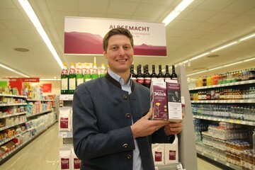 Julian Schmid, Vorstand des Vereins Albgemacht e. v., im Rewe-Markt in Ehingen vor dem eigenstndigen Regionalregal.