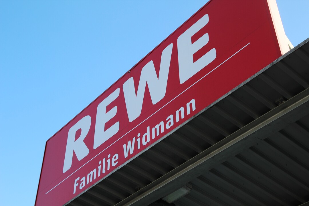 Die Einzelhandelskette Rewe vertreibt die neue Regionalmarke Albgemacht zunchst in sieben weiteren Mrkten rund um Ehingen. Bei Bedarf kann das Vertriebsgebiet auf weitere Gemeinden und Regionen ausgedehnt werden. Ob und wann, das wird die Verbrauchernachfrage und das Interesse der Hfe zeigen.