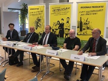 (v. l.) Patrick Elsner, Moderator und Pressesprecher im BLHV; Werner Rpple, Prsident des Badischen Landwirtschaftlichen Hauptverbandes (BLHV); Joachim Rukwied, Prsident des Landesbauernverbandes in Baden-Wrttemberg (LBV), Kilian Schneider, Prsident des Badischen Weinbauverbandes und Franz Josef Mller, Prsident des Landesverbandes Erwerbsobstbau.
