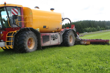 Ein neues DLG-Merkblatt informiert über die Düngung von Wiesen und Weiden gemäß der neuen Düngeverordnung.