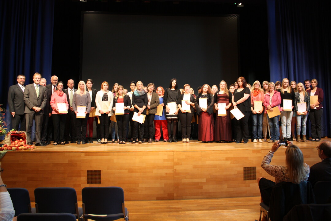 Mit strahlenden Gesichtern haben die Hauswirtschafterinnen ihre Urkunden entgegengenommen. Zur erfolgreichen Berufsabschlussprfung gratulierten ihnen von links Dr. Kurt Mezger vom Regierungsprsidium Stuttgart, Regierungsprsident Johannes Schmalzl, die