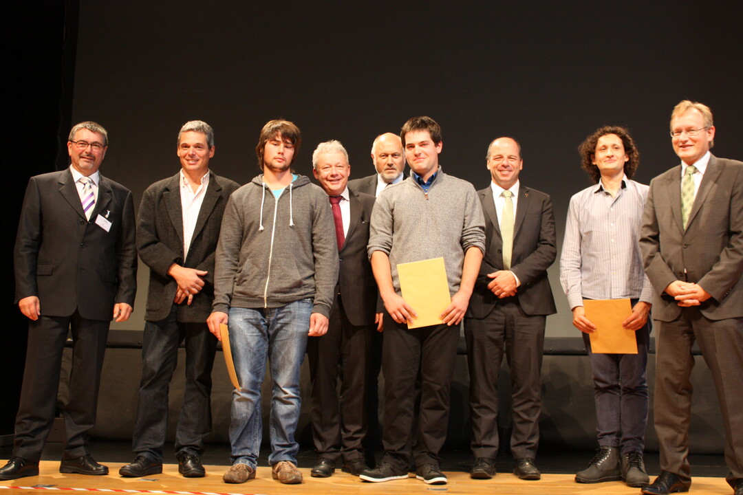 Die frisch ausgebildeten Winzer und der Imker (2. v. r.) mit den Landtagsabgeordneten , Regierunsprsiden Schmalzl (r.) und Dr. Kurt Mezger