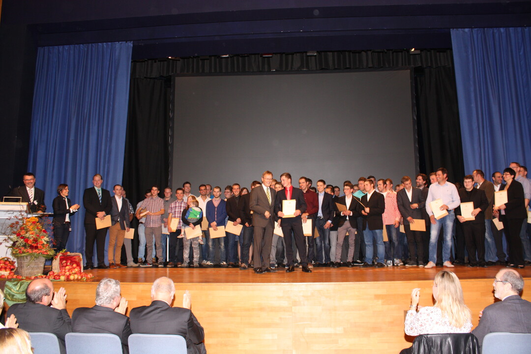 Auch die zweite Gruppe von Landwirtinnen und Landwirten das Abschlussjahrgangs 2015 freuen sich ber ihre erfolgreich bestandene Prfung.