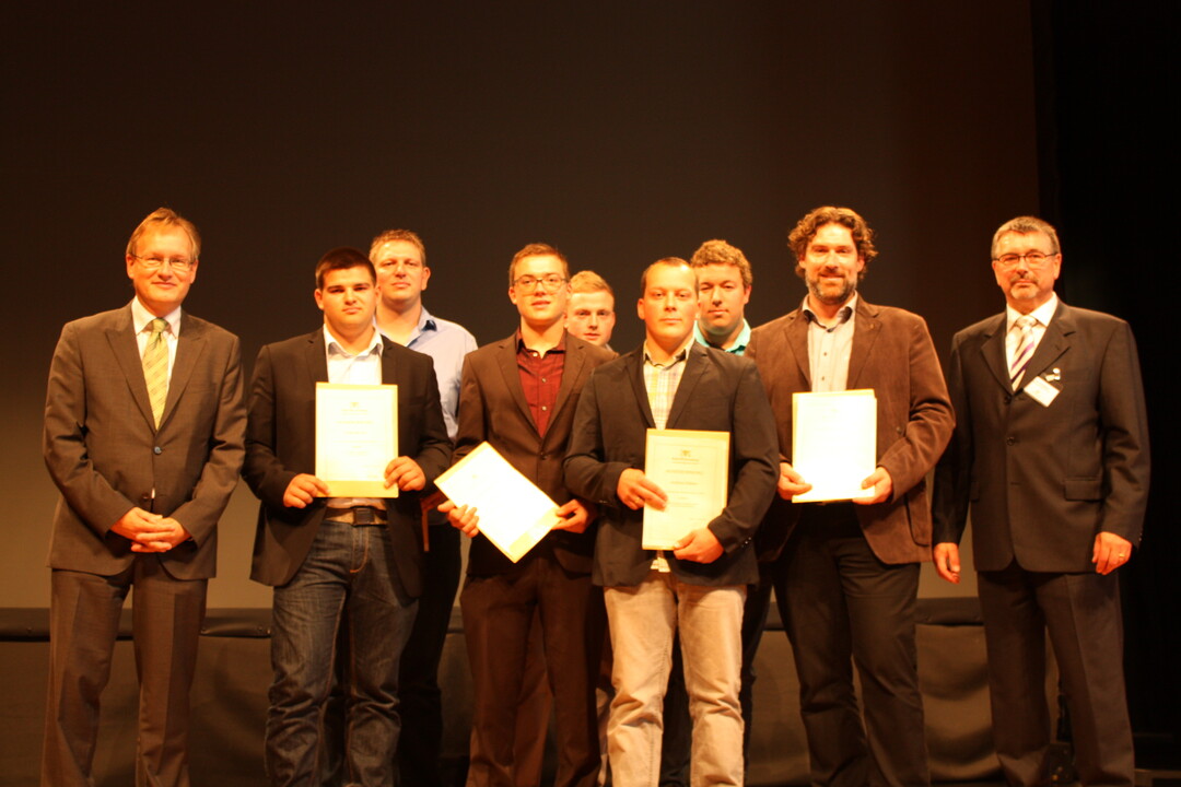 Die Jahrgangsbesten 2015 in der Landwirtschaft mit Dr. Kurt Mezger (r.) und RP-Präsident Johannes Schmalzl (l.)