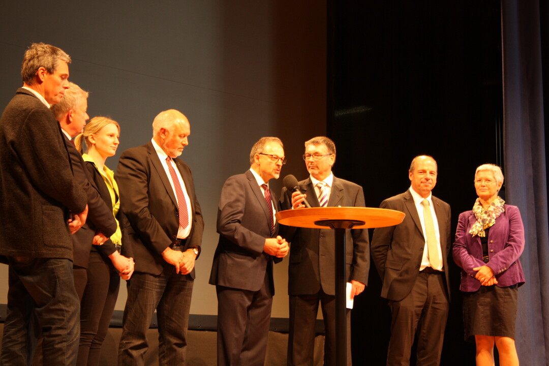 Interview zu eigenen Berufserfahrungen am Stehtisch: v. l. Weinbau-Vizeprsident Peter Albrecht, Arnulf von Eyb, Landjugendvorsitzende Stefanie Mergenthaler, Friedrich Bullinger, LBV-Vizeprsident Klaus Mugele, Moderator Dr. Kurt Mezger, Martin Hahn und H