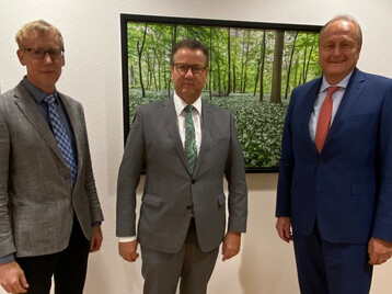  (v.l.) LBV-Hauptgeschftsfhrer Marco Eberle und Bauernprsident Joachim Rukwied mit Landwirtschaftsminister Peter Hauk.