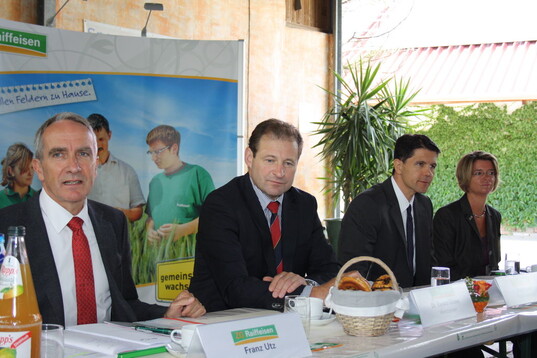 Die Gesprächspartner (von links): Franz Utz, Leiter Geschäftsbereich Vermarktung, Vorstandsvorsitzender Dr. Ewald Glaser, der neue Finazvorstand Gary Rölle und Pressesprecherin Christina Schnoklake