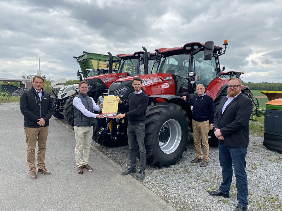  Bei der Verleihung. Von links: Christian Mewes (Verkaufsleiter Case IH Deutschland), Jona Hormann (Gebietsverkaufsleiter Case IH), Julian Bach, Karl Bach, Felix Schier (Hndlernetzentwicklung Case IH).