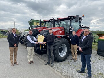 Bei der Verleihung. Von links: Christian Mewes (Verkaufsleiter Case IH Deutschland), Jona Hormann (Gebietsverkaufsleiter Case IH), Julian Bach, Karl Bach, Felix Schier (Hndlernetzentwicklung Case IH).