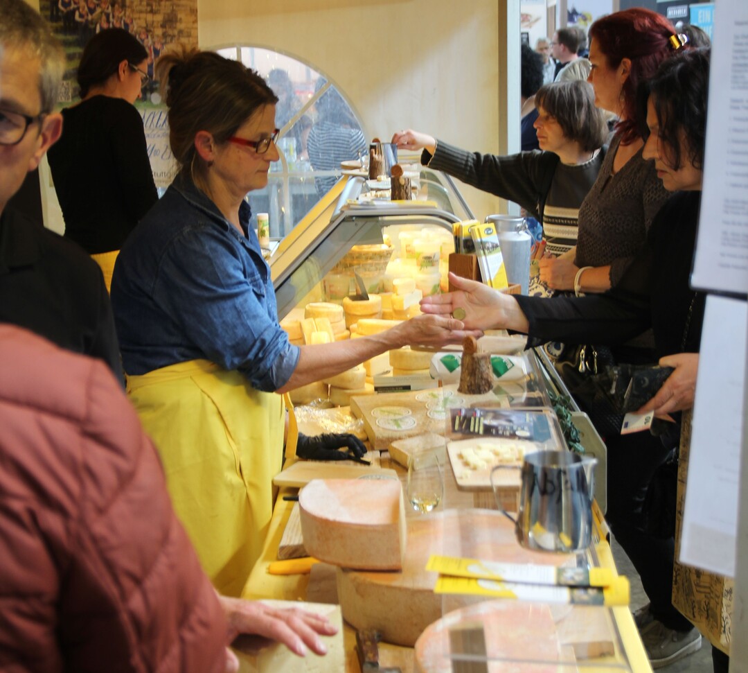 Auch wenn die Slow Food in Stuttgart immer internationaler wird: Regionale Erzeuger aus Baden und Wrttemberg sind weiterhin stark vertreten. Im Bild ein Stand fr Hofkse von der Schwbischen Alb.