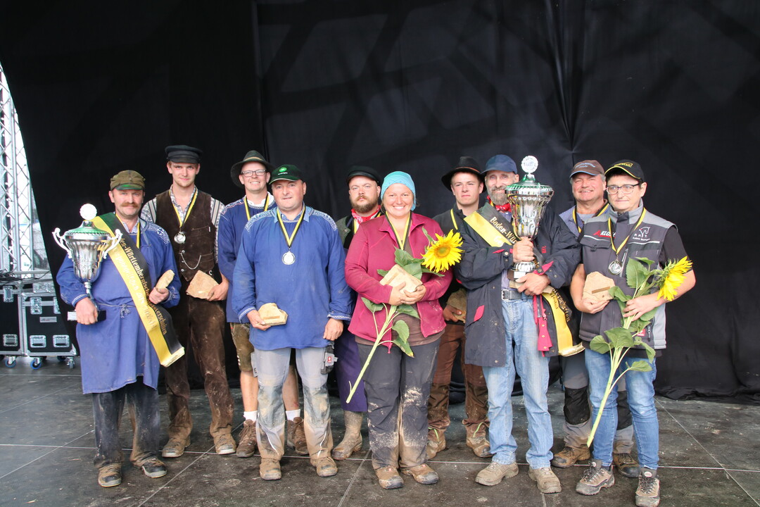 Die Sieger des Landeswettbewerbs Gespannpflgen (v. l.): Thomas Kurfiss (1. Platz Alleinpflger, AP), Frederik Ahrens (3. AP), Michael Knig (4. Platz Pflger mit Fuhrmann, PmF), Bernd Lieb (2. PmF), Sebastian Rampp (5. PmF), Steffi Niebauer (6. PmF), Tobias Martin (7. PmF), Theo Holderbach (1. PmF), Hermann Brudy (3. PmF) und Heike Veidt (2. AP).