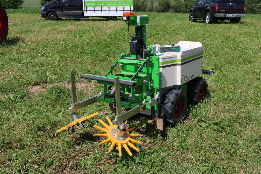 Zustzlich kann der Roboter mit Fingerhacken fr das Arbeiten in der Reihe ausgerstet werden.