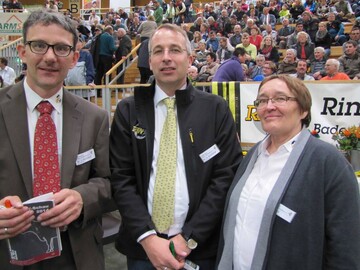 Die Macher (v. l.): Dr. Alfred Weidele, RBW-Geschftsfhrer, Zuchtleiter fr Fleck- und Braunvieh, Dr. Holger Mathiak, RBW-Geschftsfhrer,Vermarktung, Monika Nrr, Zuchtleiterin fr Holsteins. 