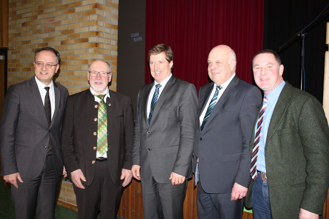 Vorsitzender Christian Ziegler und sein Stellvertreter Hartmut Kmmerle (rechts) mit Prsident Eberhard Hartelt, Kultusminister Andreas Stoch (SPD) (links) und dem CDU Landtagsabgeordneten Bernd Hitzler, der ein Gruwort hielt.
