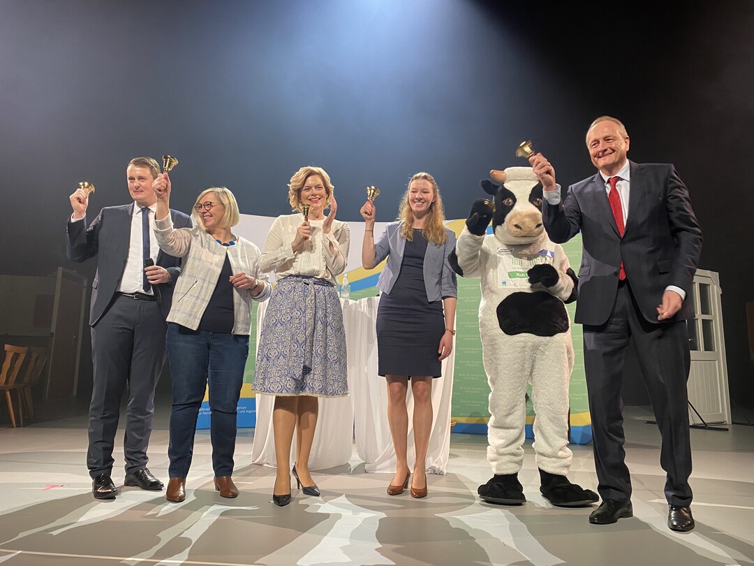 Kuh Karla läutete am Sonntag mit (v. l.) BDL-Bundesvorsitzenden Sebastian Schaller, dlv-Präsidentin Petra Bentkämper, Bundeslandwirtschaftsministerin Julia Klöckner, BDL-Bundesvorsitzender Kathrin Muus und DBV-Präsident Joachim Rukwied auf der Internationalen Grünen Woche die „Tage des offenen Hofes“ 2020 ein.