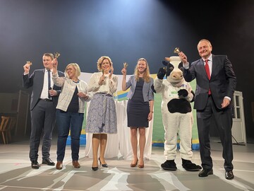 Kuh Karla lutete am Sonntag mit (v. l.) BDL-Bundesvorsitzenden Sebastian Schaller, dlv-Prsidentin Petra Bentkmper, Bundeslandwirtschaftsministerin Julia Klckner, BDL-Bundesvorsitzender Kathrin Muus und DBV-Prsident Joachim Rukwied auf der Internationalen Grnen Woche die Tage des offenen Hofes 2020 ein.
