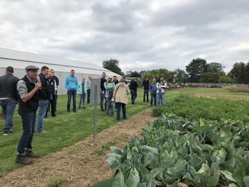 Wolfgang Henle, Versuchsansteller an der Staatsschule in Hohenheim, erläuterte den Besuchern den Versuch zu den Verwandtschaftsbeziehungen bei Filderspitzkraut.