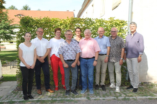 Der Vorstand des Geflgelwirtschaftsverbandes Sachsen mit den Referenten des 30. Schsischen Geflgeltags (v. l. Juliane Streubel, Dr. Dirk Hppner, Gudrun Krawczyk, Jrgen Weber, Dr. Katharina Standke, Christian Riedel, Roland Kblbck, Ludwig Schulz, Dr. Sven Biederer).