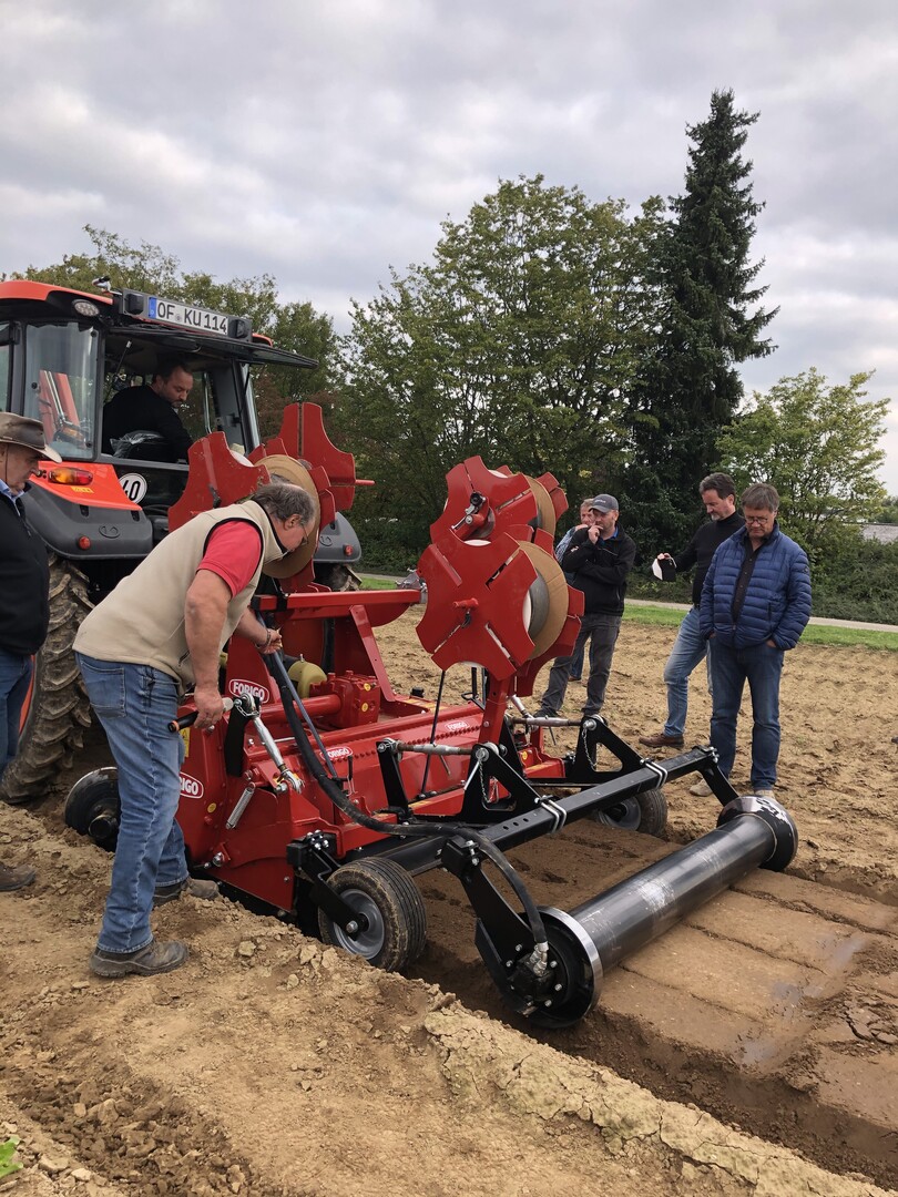 Dieter Steinle nimmt diese Maschine ganz genau unter die Lupe: Sie verlegt Tropfschluche in 10 bis 15 cm Tiefe und bedeckt diese mit Erde. Damit die Schluche auch einwandfrei funktionieren, sollte gleich zu Beginn einmal mit 1,5 bar Wasser durch sie gepumpt werden. Ziel ist es, dass die Schluche mindestens zwei bis drei Jahre im Beet bleiben. Danach knnen sie mit einem Beetschneider angehoben und mit einem Wickelgert herausgeholt werden. 