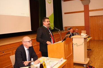 Vorsitzender Rolf Zobel (2. v. l.) bei der Erffnung der Mitgliederversammlung des Landesverbandes der Maschinenringe in Laudenbach, v. l. Geschftsfhrer Dr. Hansjrg Weber und die stellvertretenden Vorsitzenden Christian Wittlinger und Philipp Kppeler. 