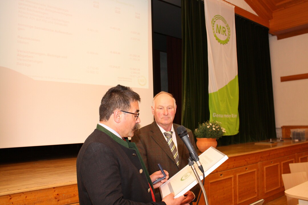 Klaus Helm (r.), Ehrenvorsitzender des Maschinenrings Mosbach, wird vom Vorsitzenden Rolf Zobel mit der Silbernen LVMR-Ehrennadel und Ehrenurkunde ausgezeichnet. 