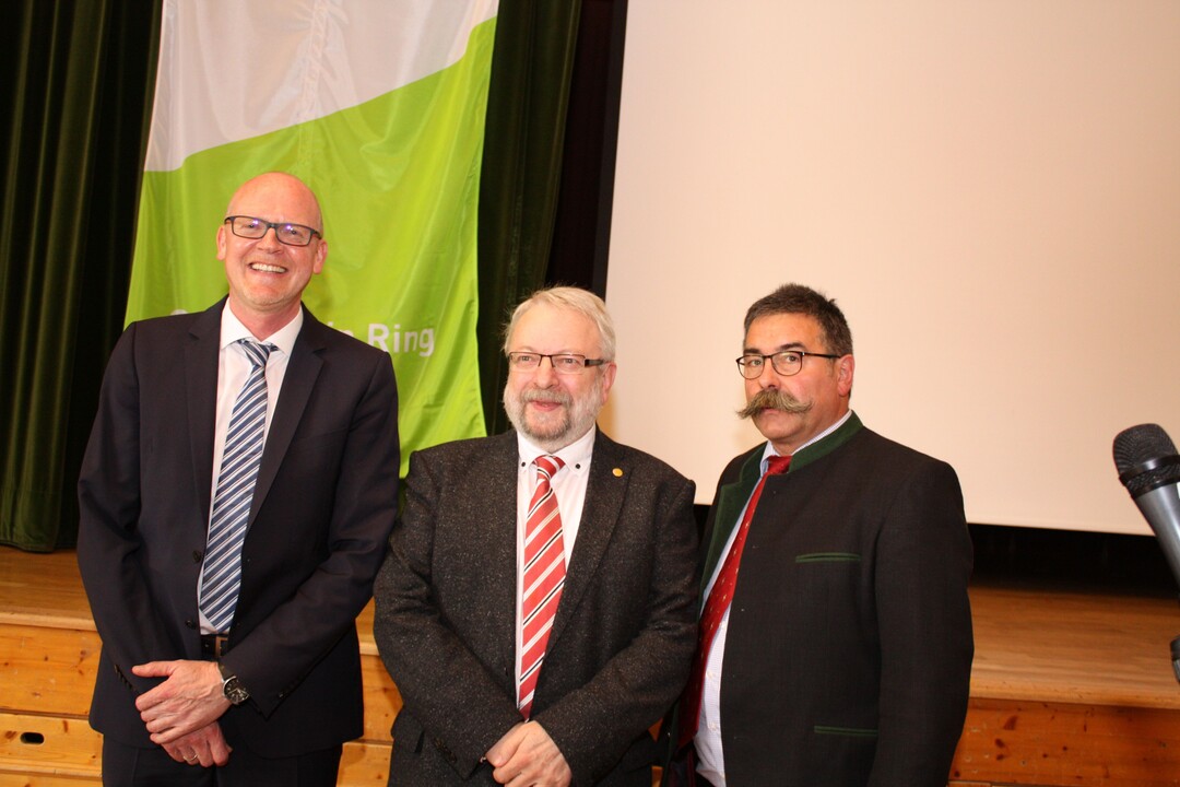 Klaus Hgler (Mitte) von der Sozialversicherung fr Landwirtschaft, Forsten und Gartenbau mit der Silbernen LVMR-Ehrennadel am Revers. Die Auszeichnung berreichten Vorsitzender Rolf Zobel (r.) und Geschftsfhrer Dr. Hansjrg Weber. Fotos: Gerhard Bernauer