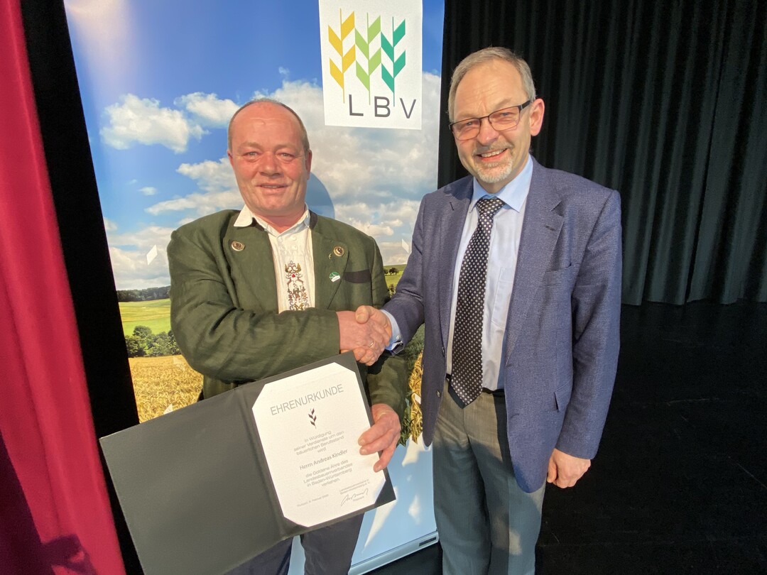 Goldene Ähre für Andreas Kindler (l.) aus der Hand von LBV-Vizepräsident Klaus Mugele (r.)