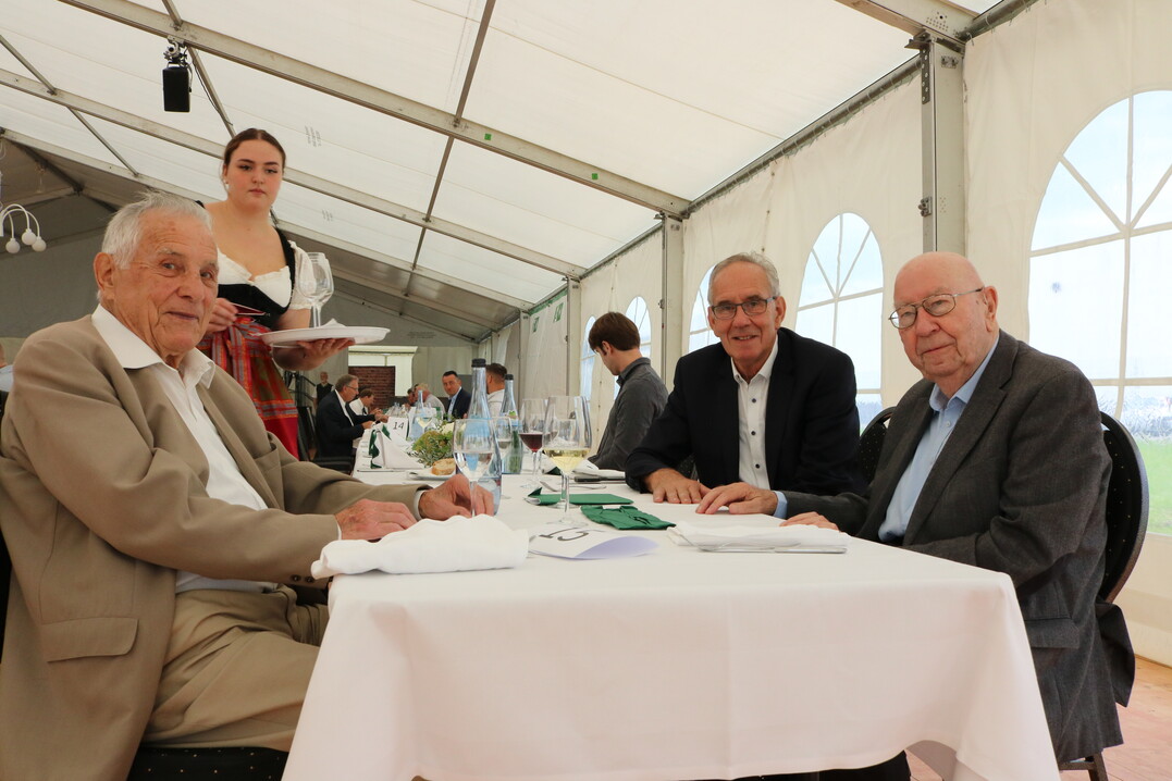Gute Gesprche fhrten v.l. Wilhelm Heinzelmann, ehemaliger Leiter der Buchhaltung und Anton Kberle, ehemaliger Vorstandsvorsitzender, mit dem frheren Verkaufsleiter Dr. Josef Tilkorn.