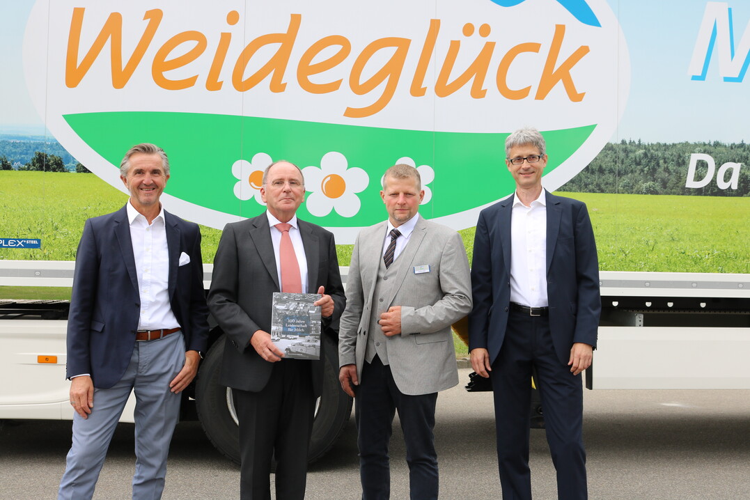 Stolz auf die gelungene Festschrift unter Federführung des Ehrenvorstands Jakob Ramm (2.v.l.) sind Geschäftsführer Karl Laible (links), Joachim Keller, Vorstandsvorsitzender und Geschäftsführer Dr. Johann Meier (rechts).