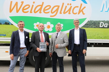 Stolz auf die gelungene Festschrift unter Federfhrung des Ehrenvorstands Jakob Ramm (2.v.l.) sind Geschftsfhrer Karl Laible (links), Joachim Keller, Vorstandsvorsitzender und Geschftsfhrer Dr. Johann Meier (rechts).