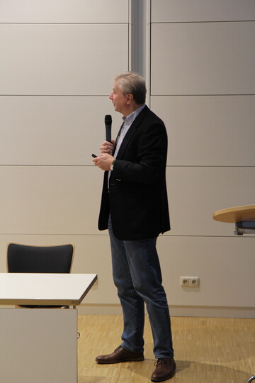 Prof. Dr. Timm Harder, Leiter des Nationalen Referenzlabors fr Avire Influenza am Institut fr Virusdiagnostik des Friedrich-Loeffler-Instituts.
