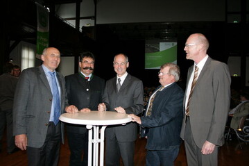 Gemeinsam sind wir stark, diesem Leitmotiv der Maschinenringe schloss sich Minister Rudolf Kberle (Mitte) gerne an. Das MR-Team des Landesverbandes mit dem ersten Vorsitzenden Rolf Zobel (2.v.l.) und den Stellvertretern Waldemar Westermayer (links) und Friedrich Frhlin sowie Geschftsfhrer Dr. Hansjrg Weber (rechts) freute sich ber die Anerkennung seiner Arbeit. 