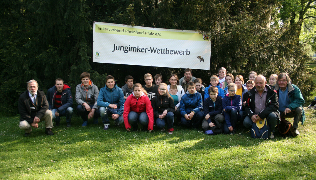 18 Jungimker und ihre Betreuer stellten sich den theoretischen und praktischen Fragen beim 2. nationalen Jungimkertreffen in Ludwigshafen. Die Siegerinnen stammen aus Marbach.