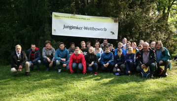 18 Jungimker und ihre Betreuer stellten sich den theoretischen und praktischen Fragen beim 2. nationalen Jungimkertreffen in Ludwigshafen. Die Siegerinnen stammen aus Marbach.