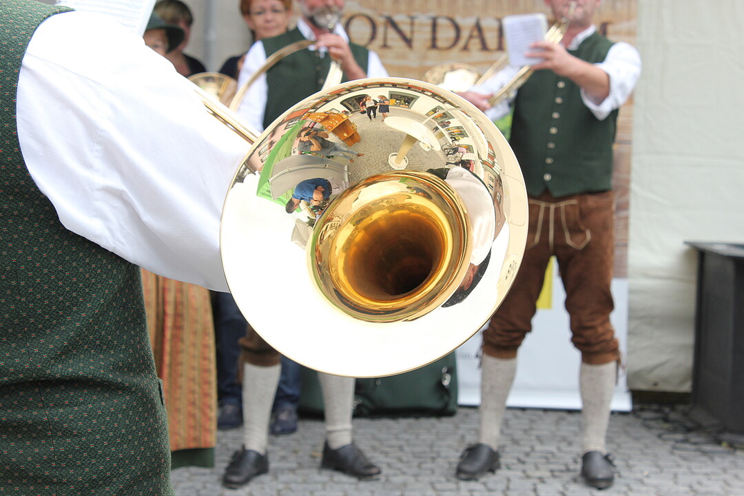 Waldhornspieler empfingen den Minister zum Auftakt der Kampagne auf einem dafr aufgebauten Bauernmarkt in Ravensburg.